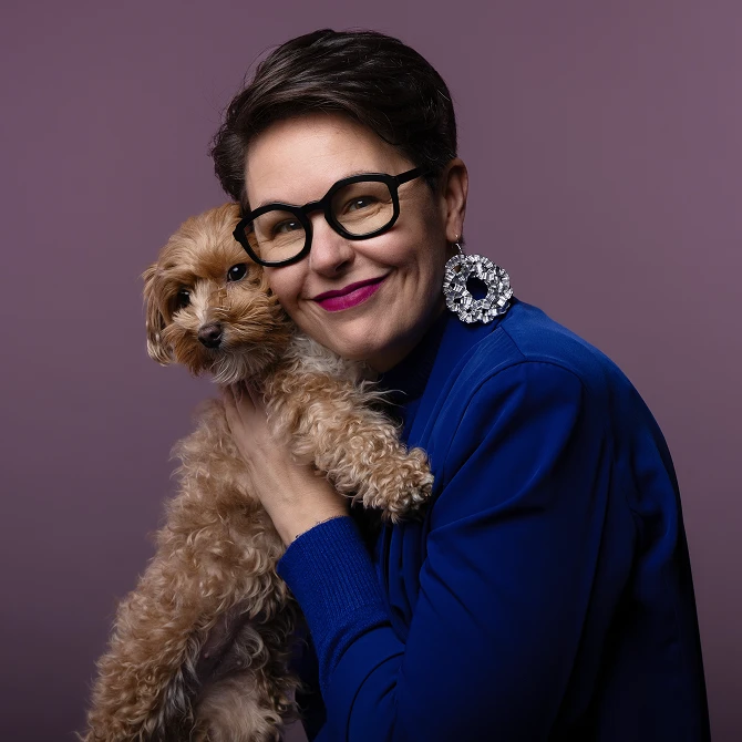 Alice De Marzi con il suo cane in braccio