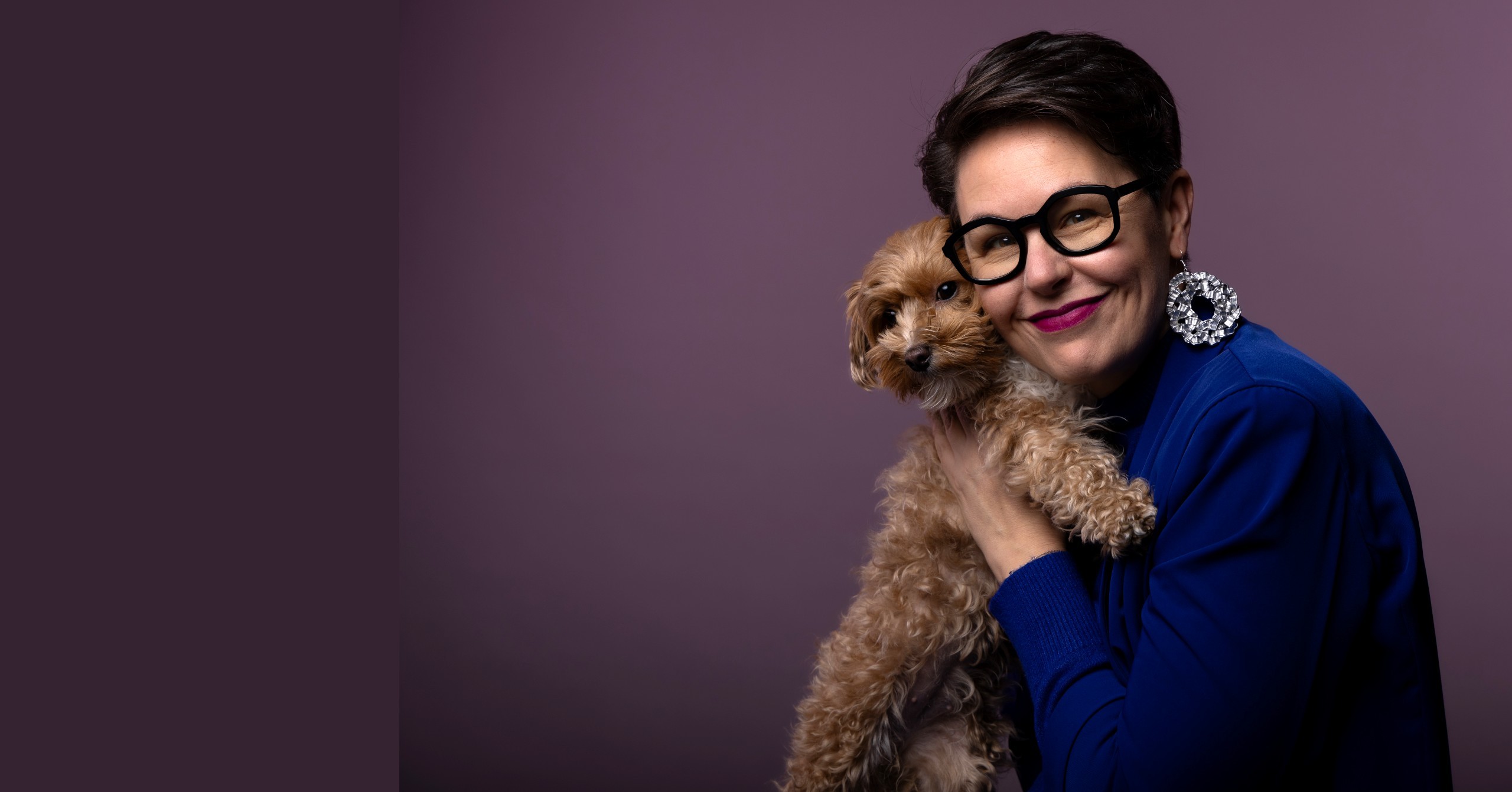 Alice De Marzi con il suo cane in braccio